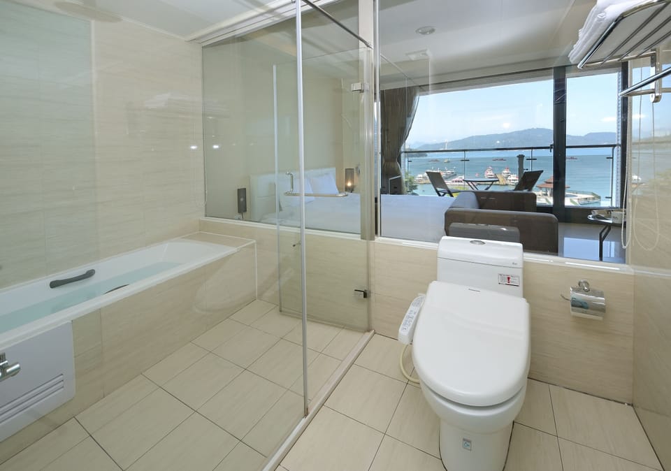 Panoramic Double Room, Lake View | Bathroom | Separate tub and shower, deep soaking tub, free toiletries, hair dryer
