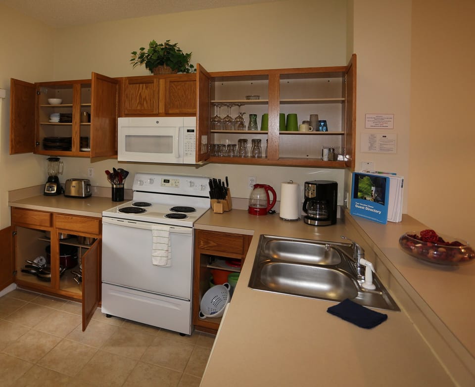 Well equipped kitchen. Toaster, coffee makers, blender, set of dishes for 8