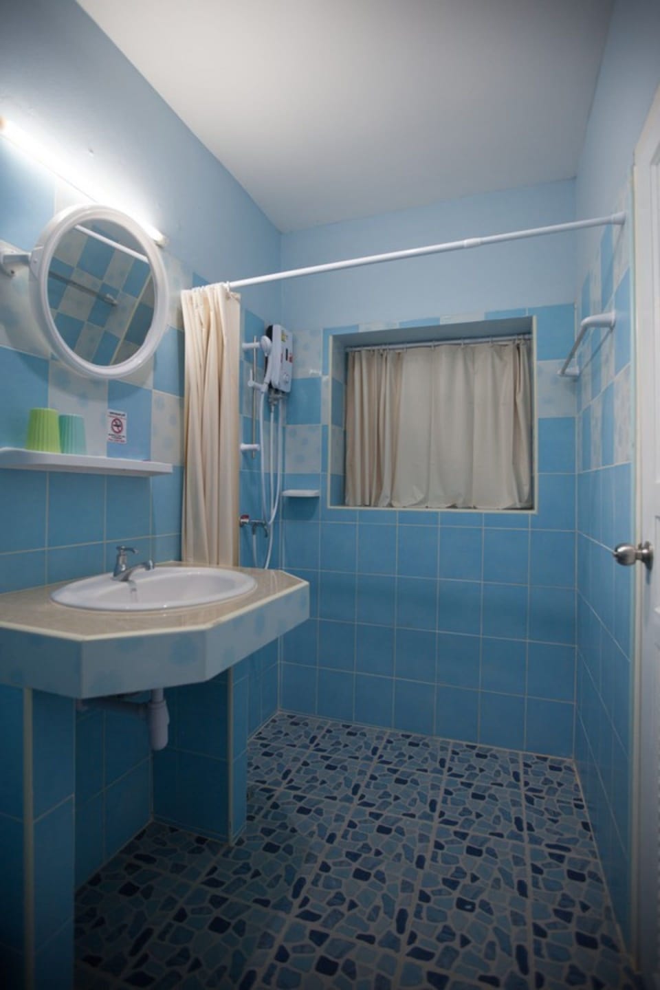 Shower, free toiletries, towels