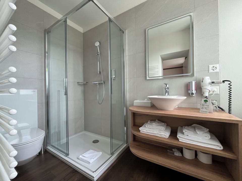 Standard Twin Room | Bathroom | Shower, hair dryer, towels, soap