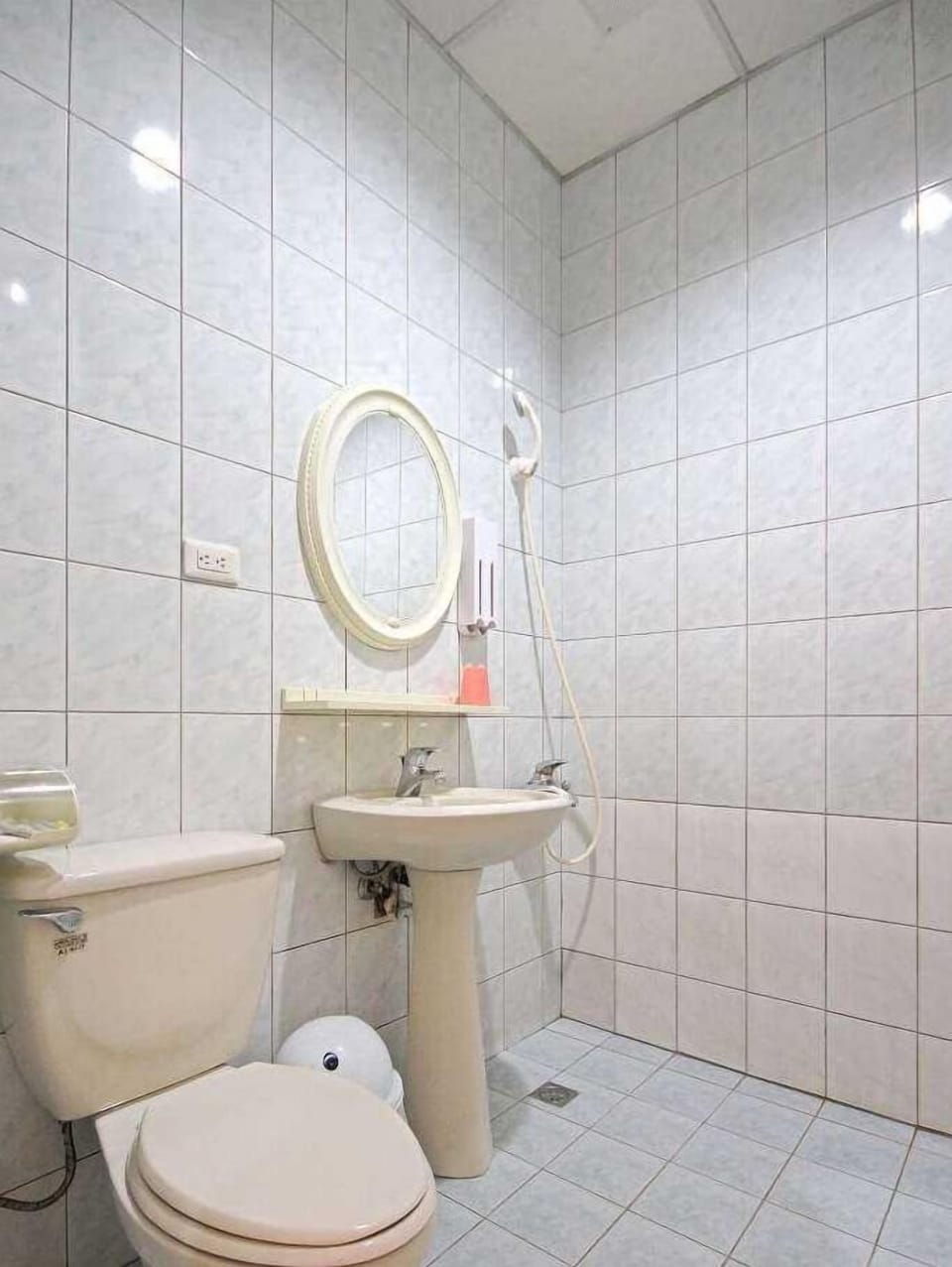 Standard Double Room | Bathroom | Shower, free toiletries, hair dryer, slippers