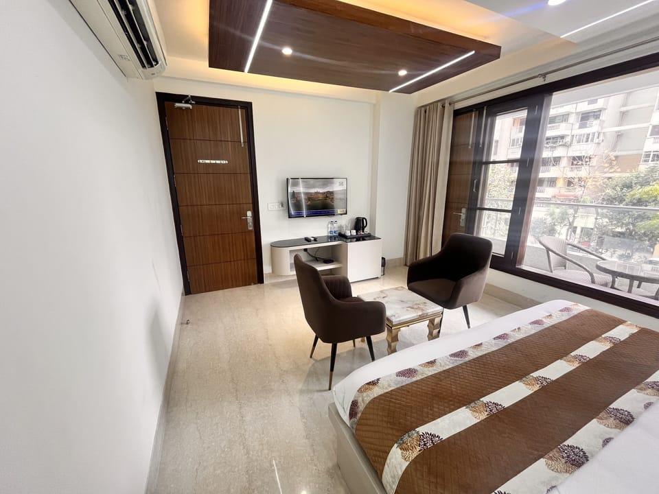 Suite | Desk, laptop workspace, blackout drapes, soundproofing