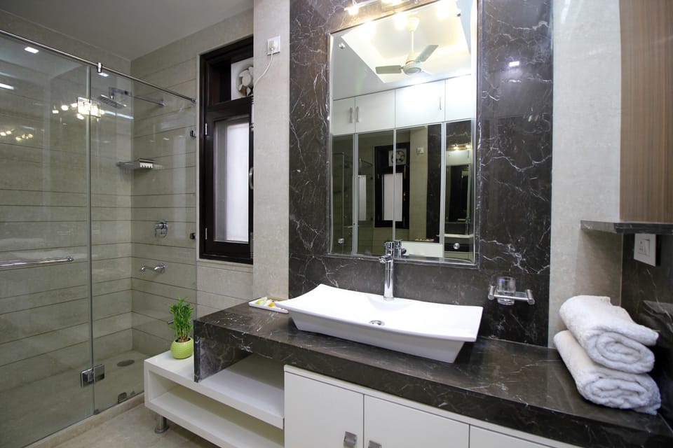 Shower, rainfall showerhead, free toiletries, slippers