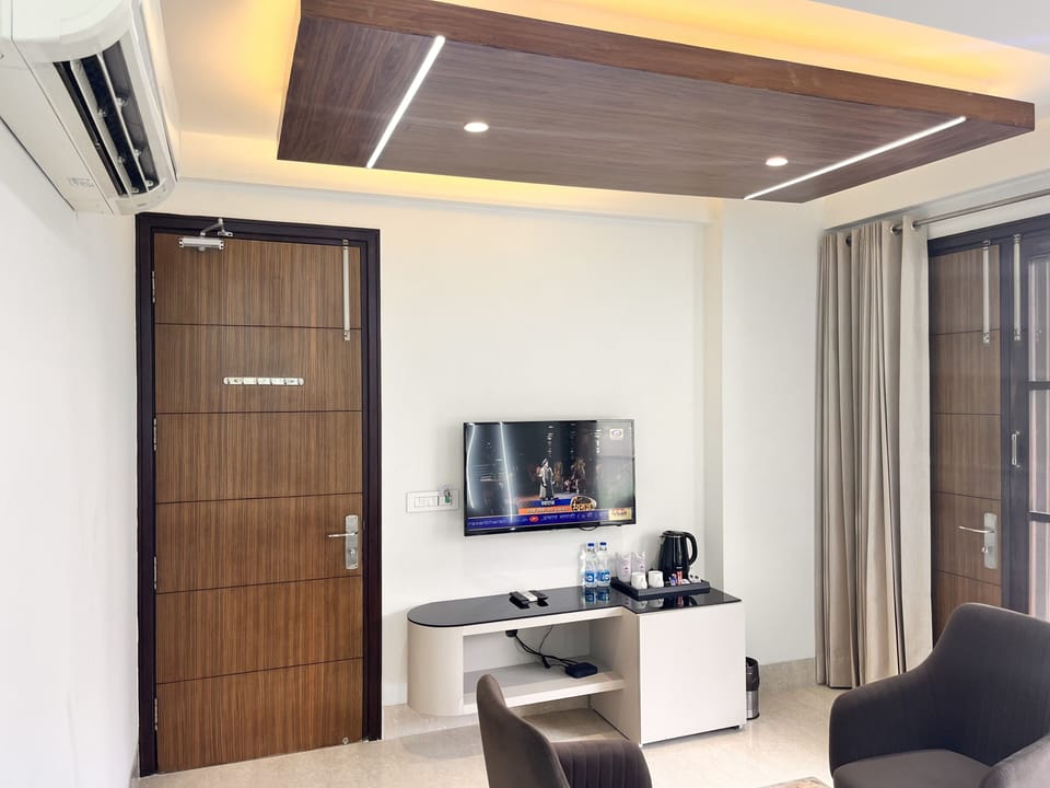 Suite | Individually furnished, desk, laptop workspace, blackout drapes