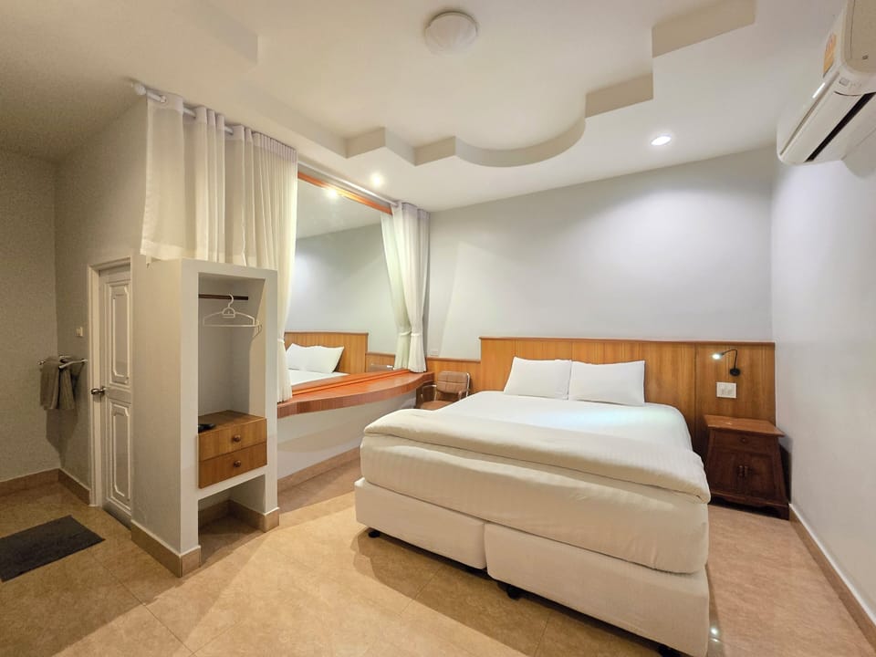 Deluxe Room | Desk, WiFi (free), bed sheets