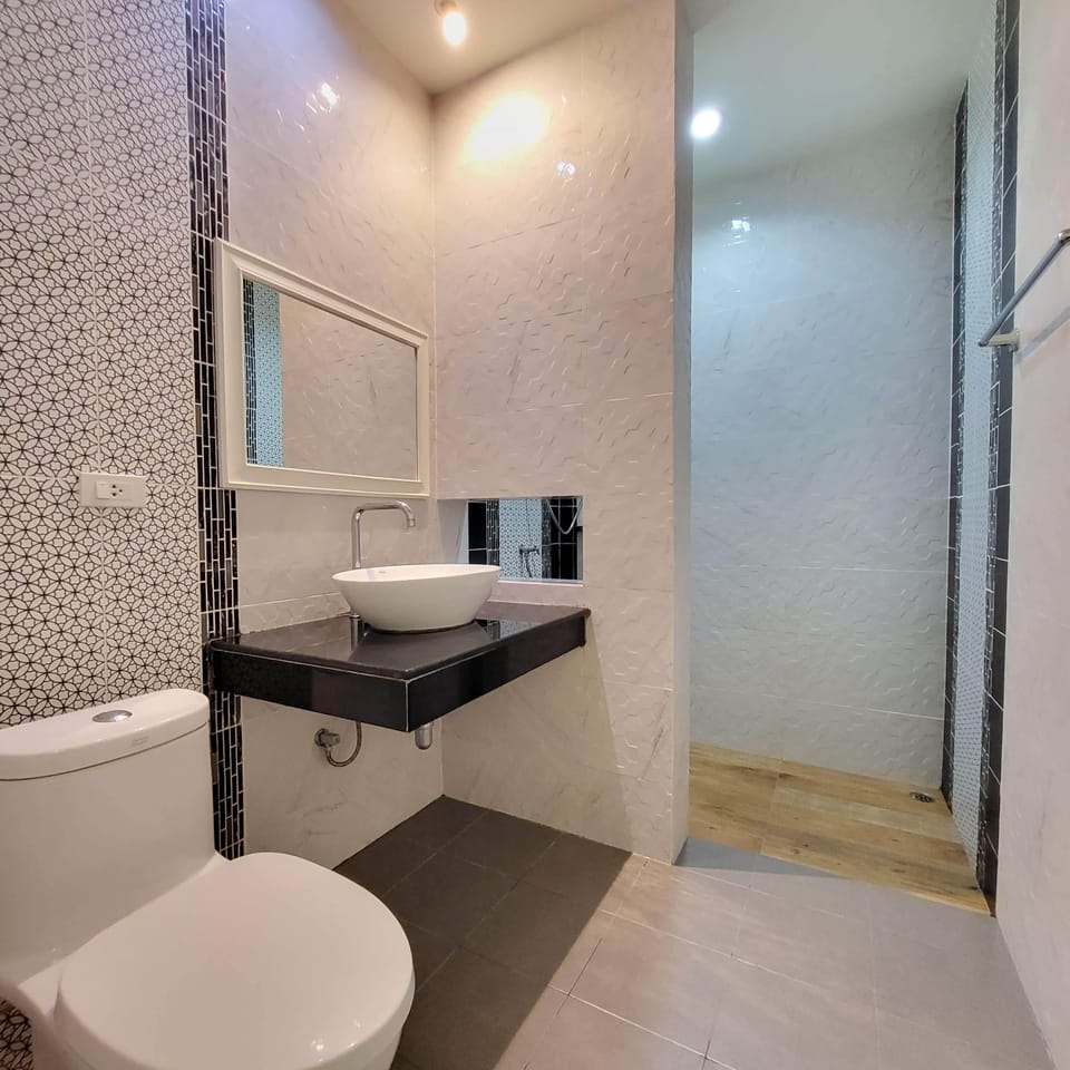 Standard Triple Room | Bathroom | Shower, towels