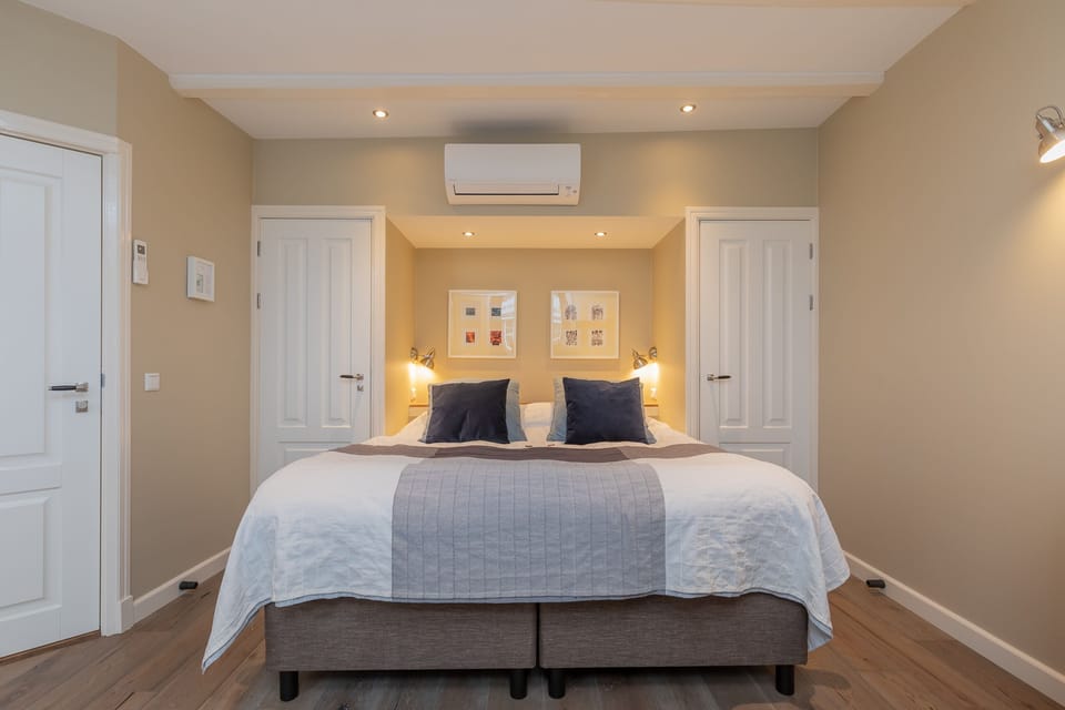 Superior Suite, 1 King Bed | Premium bedding, minibar, in-room safe, desk