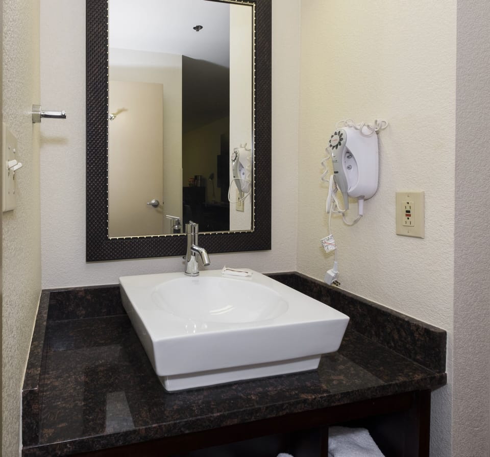 Combined shower/tub, hydromassage showerhead, free toiletries