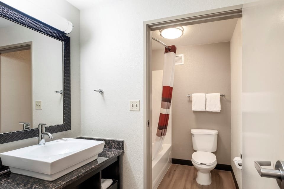 Combined shower/tub, hydromassage showerhead, free toiletries