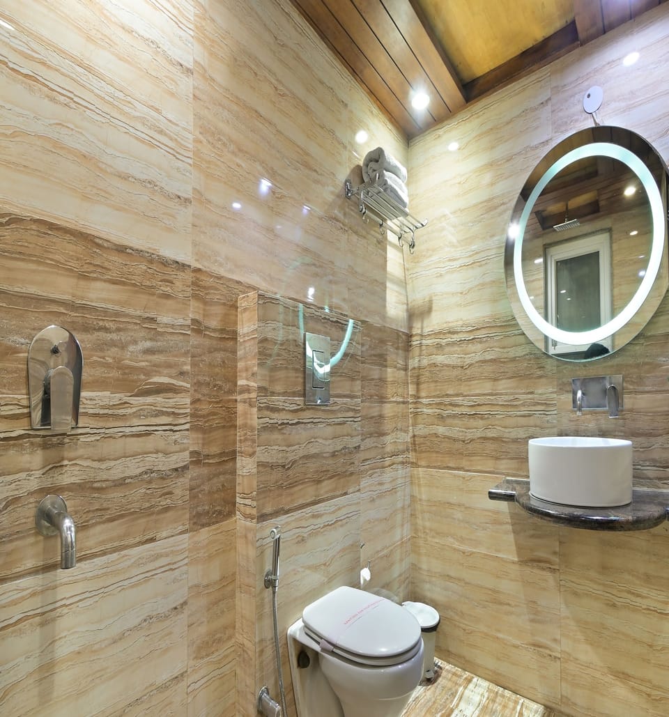 King Room | Bathroom | Shower, rainfall showerhead, towels, soap