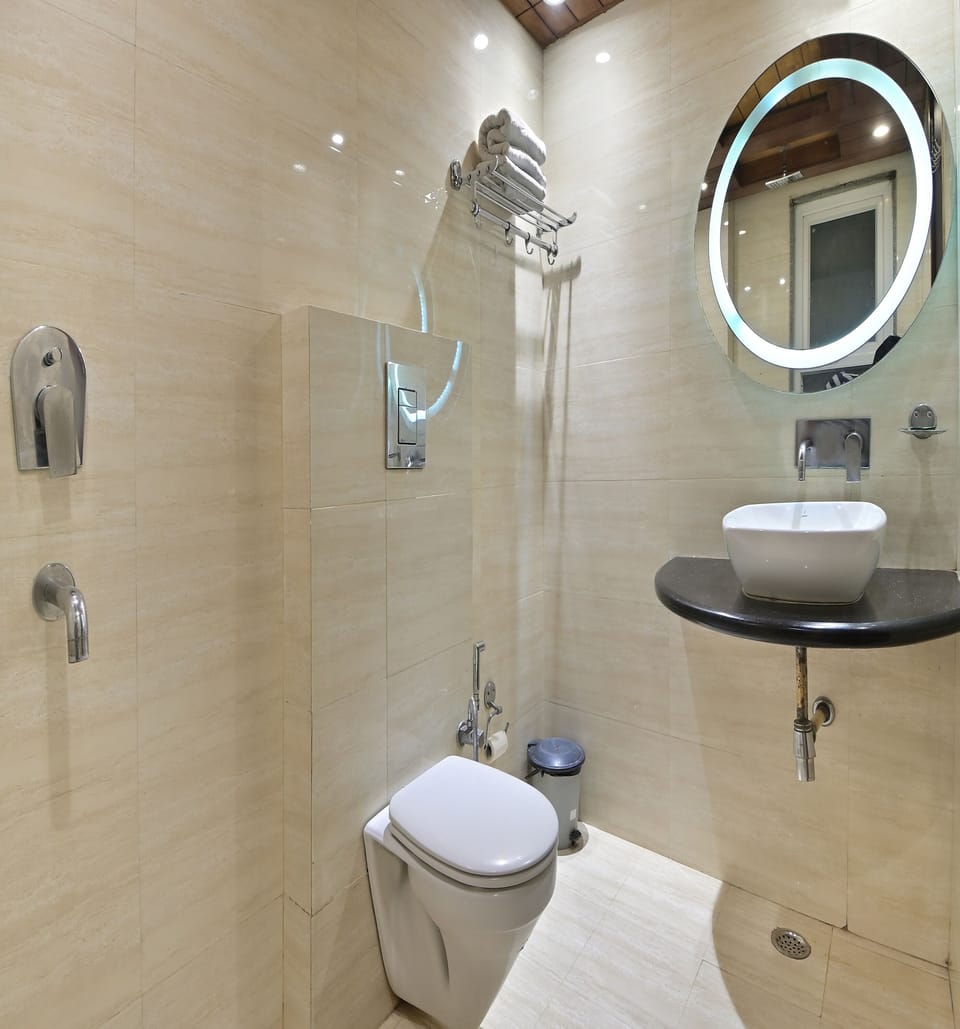 Super Deluxe | Bathroom | Shower, rainfall showerhead, towels, soap