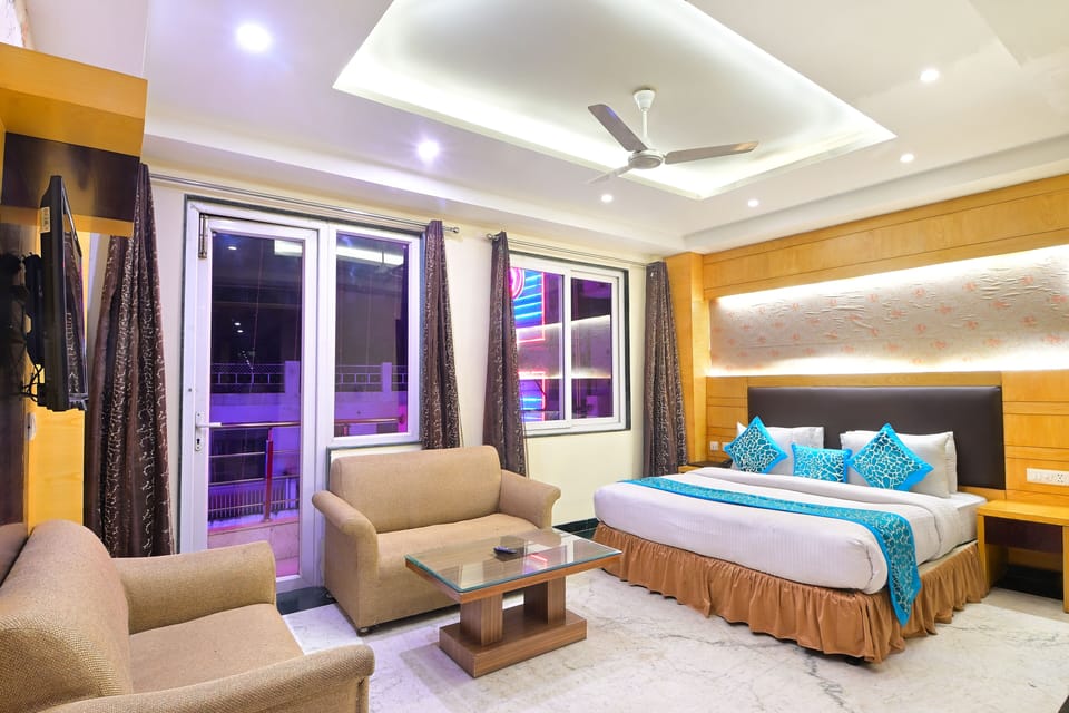 Suite Room with Extra Living Area and Sofas | Desk, blackout drapes, soundproofing, free WiFi