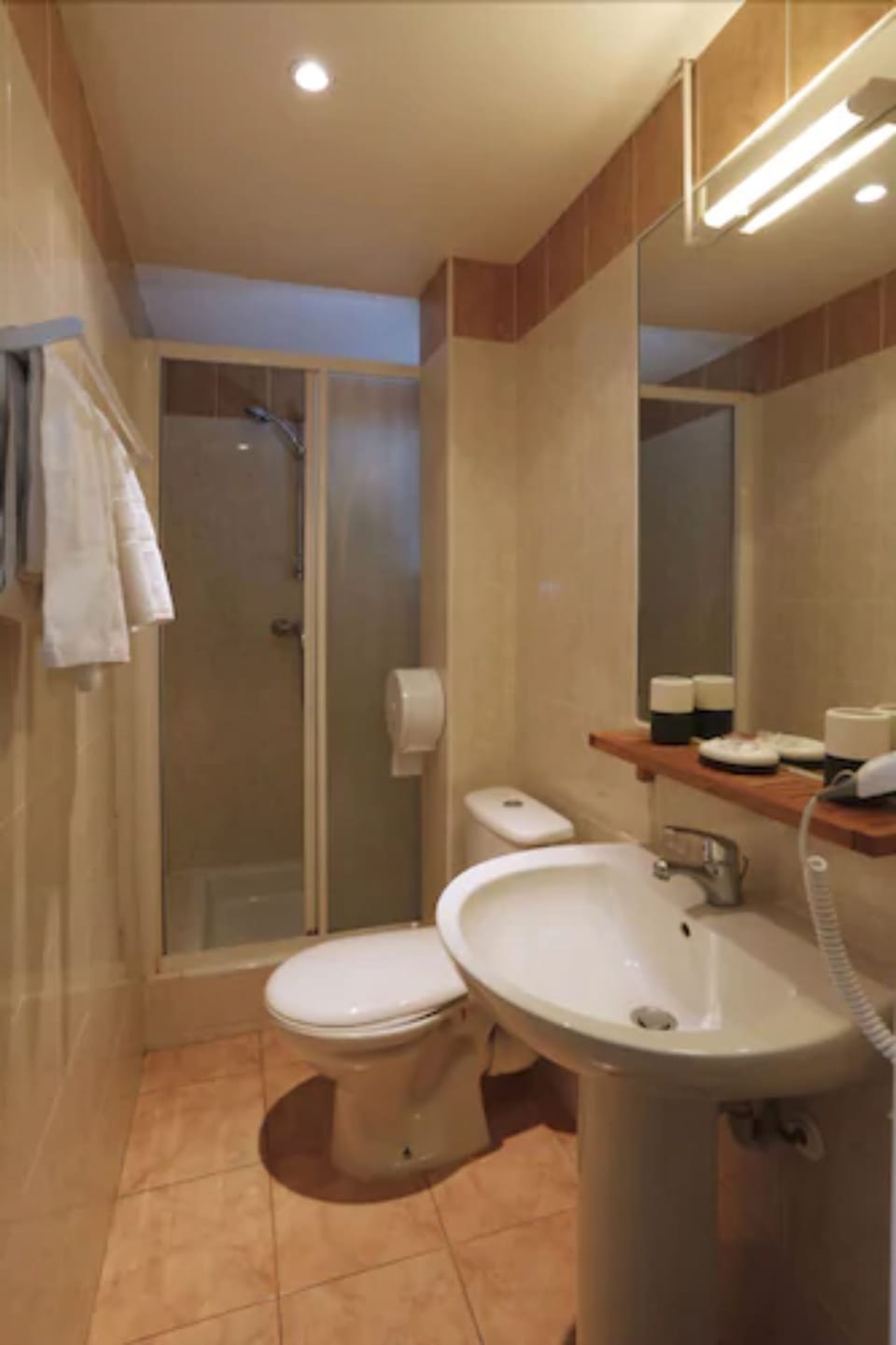 Double Room | Bathroom | Free toiletries, hair dryer, towels