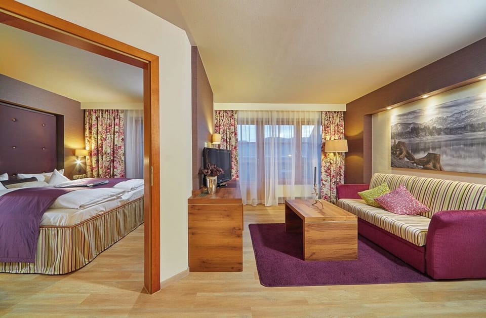 Suite | In-room safe, desk, iron/ironing board, free WiFi