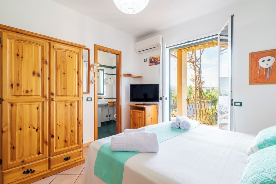 Standard Double Room | Minibar, in-room safe, individually decorated, individually furnished