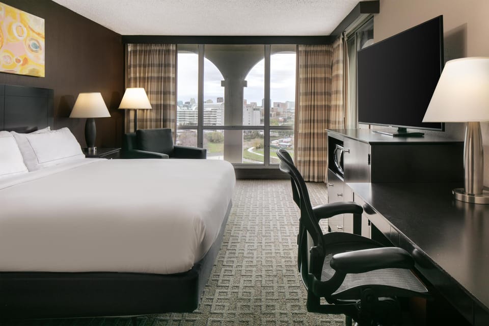 Room, 1 King Bed, Non Smoking | Premium bedding, pillowtop beds, in-room safe, desk