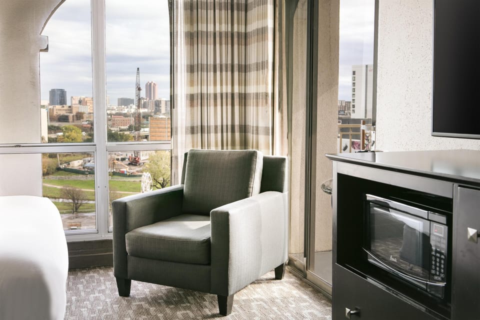 Room, 1 King Bed, Non Smoking | Premium bedding, pillowtop beds, in-room safe, desk