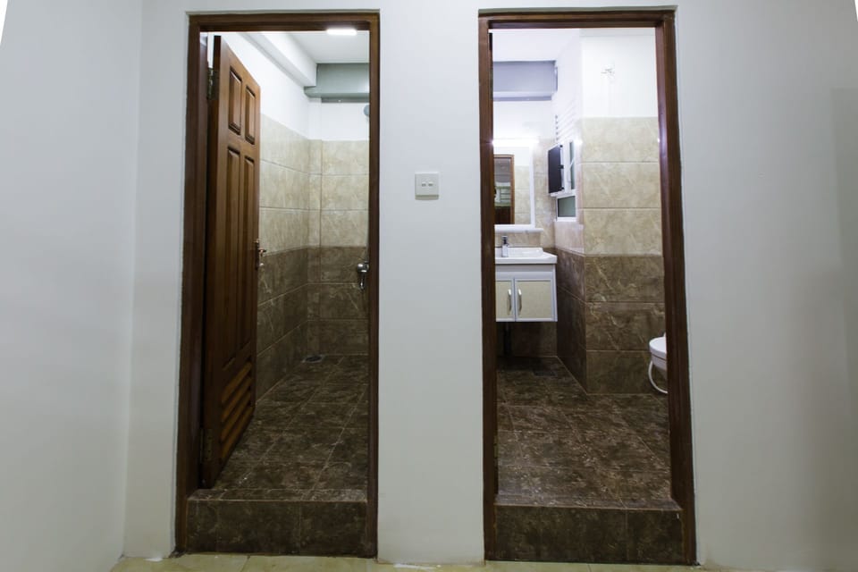 Basic Shared Dormitory, Mixed Dorm | Bathroom | Shower, rainfall showerhead, free toiletries, towels