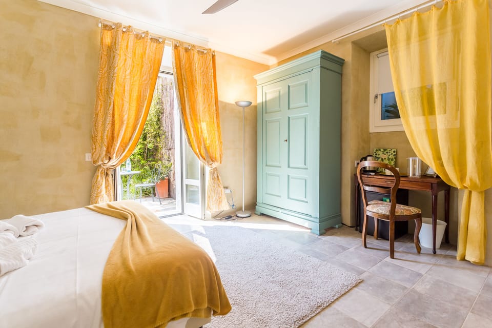 Classic Room, Garden View | Minibar, individually decorated, individually furnished, desk