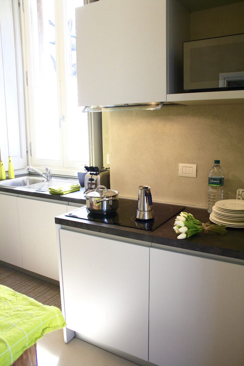 Design Studio Suite | Private kitchen | Coffee/tea maker, electric kettle