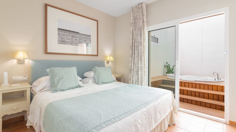 Deluxe Suite | Minibar, in-room safe, free WiFi, bed sheets