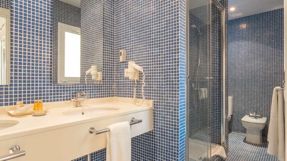 Superior Double Room | Bathroom | Combined shower/tub, free toiletries, hair dryer, bathrobes