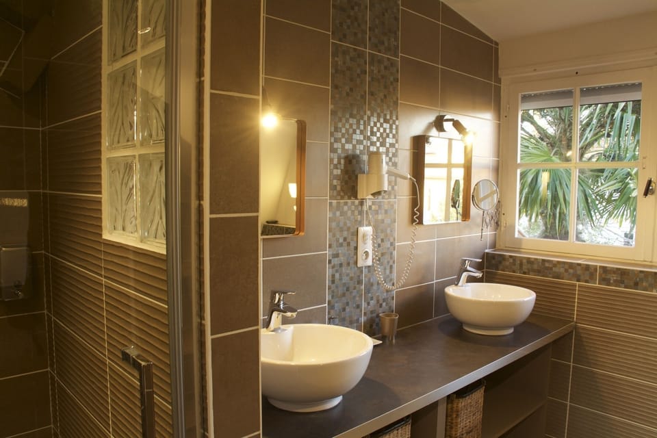 Superior Double or Twin Room, Ensuite (Taussat) | Bathroom