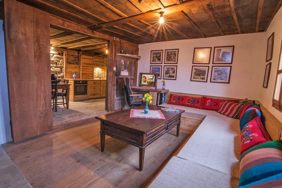 Panoramic House, 4 Bedrooms, Mountain View | Living area | Fireplace, computer