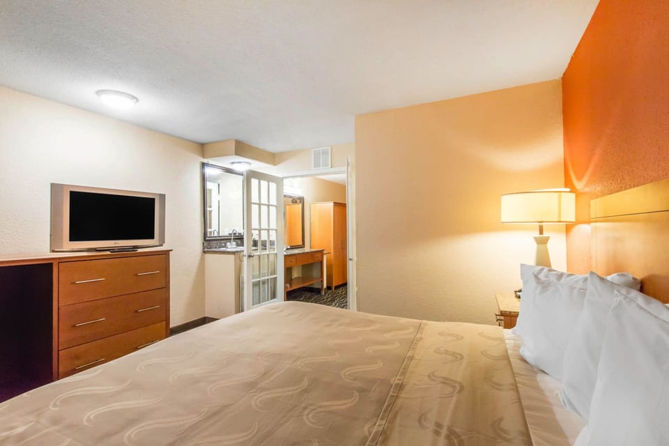 Premium bedding, pillowtop beds, in-room safe, desk