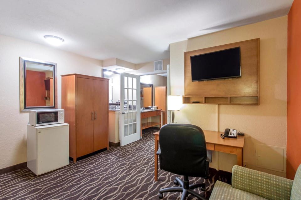 Premium bedding, pillowtop beds, in-room safe, desk