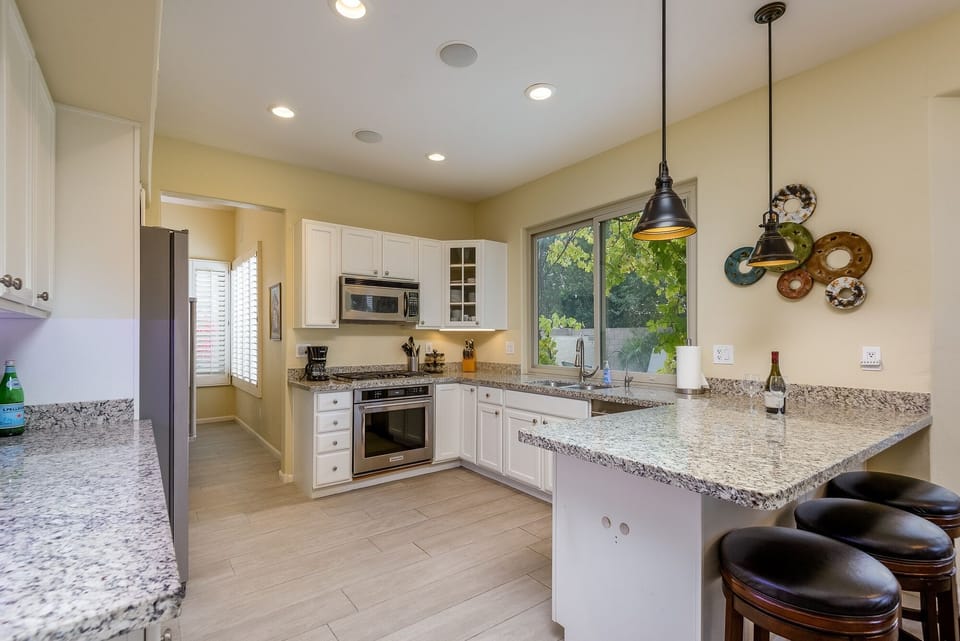 House, 5 Bedrooms | Private kitchen | Fridge, microwave, oven, coffee/tea maker