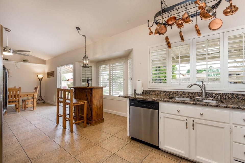 House, 4 Bedrooms | Private kitchen | Coffee/tea maker, fridge, microwave, oven