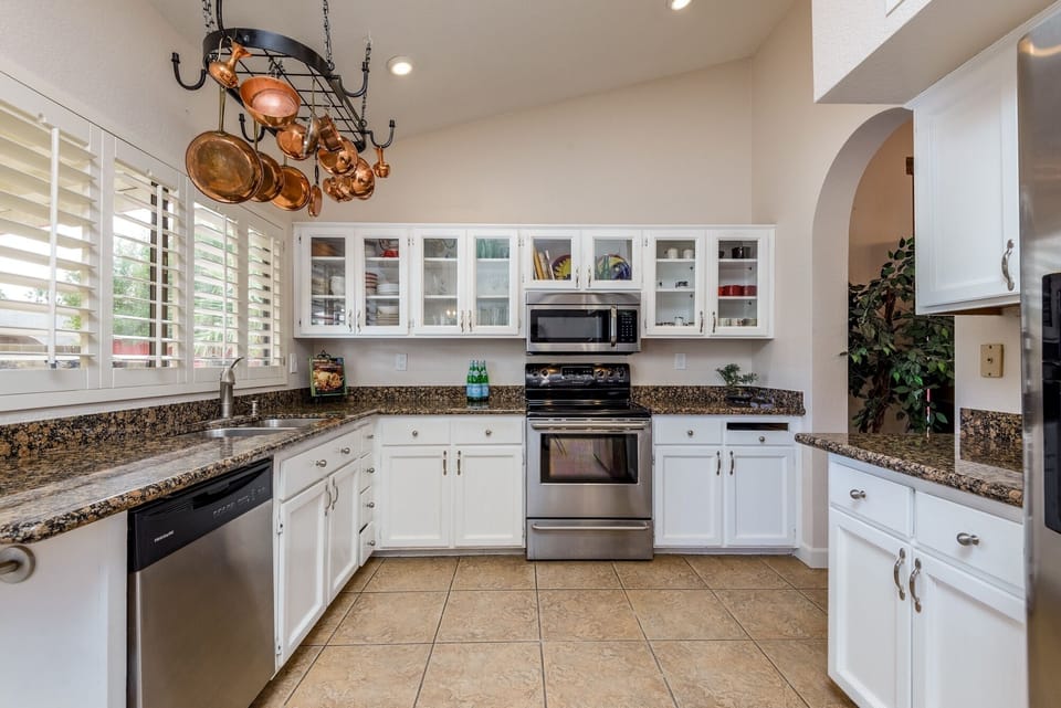 House, 4 Bedrooms | Private kitchen | Coffee/tea maker, fridge, microwave, oven