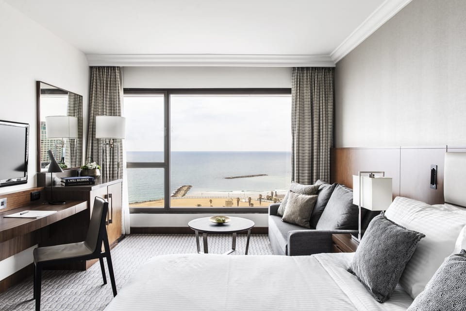 Premium Room (Executive) | Minibar, in-room safe, desk, laptop workspace