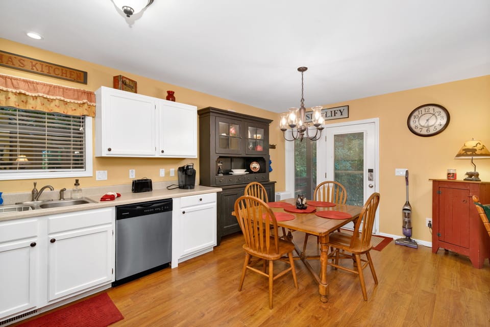 Eat-in kitchen 