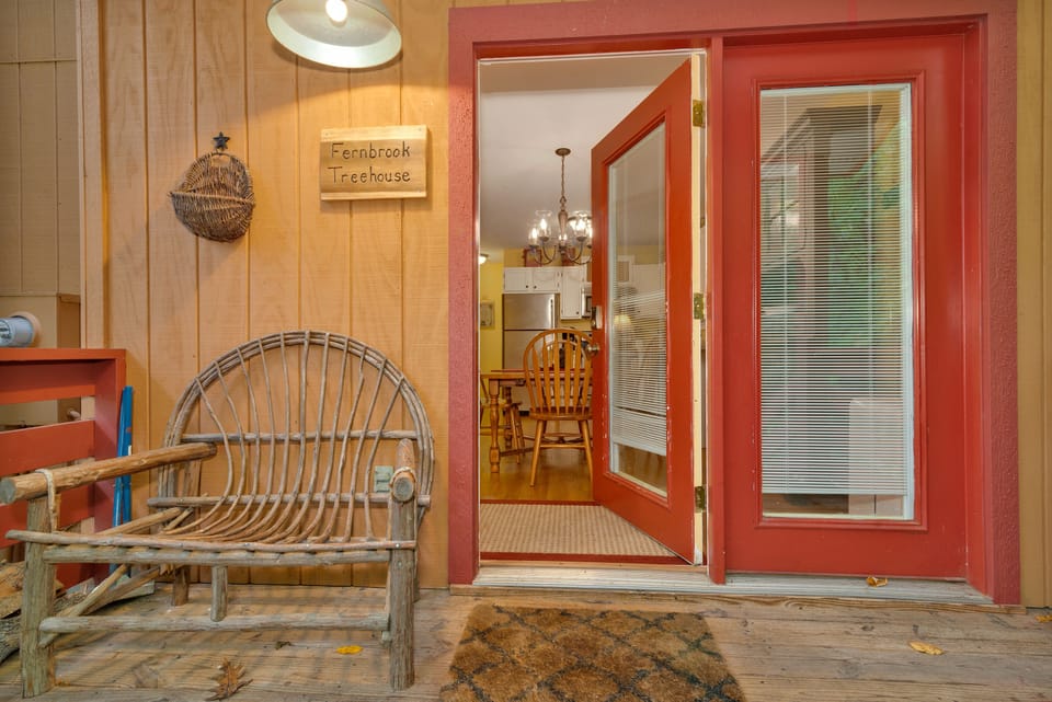 Welcome to Fernbrook Treehouse, let your vacation begin. 