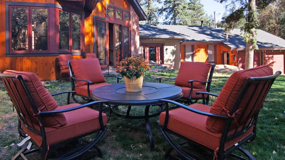 Mountain view lounge