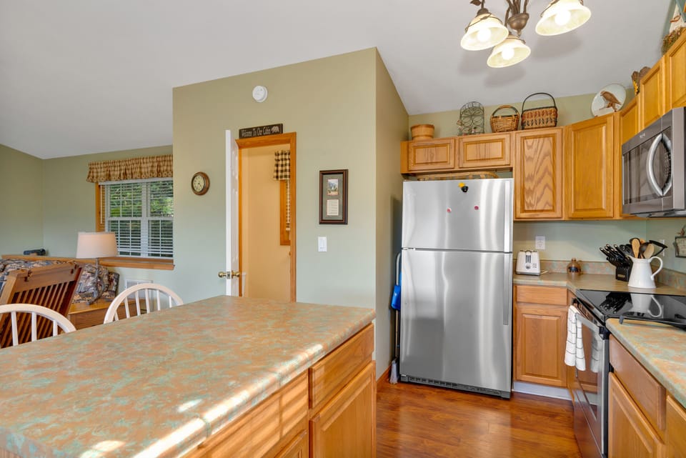 SS appliances and fully stocked kitchen to cook those great mountains meals.  