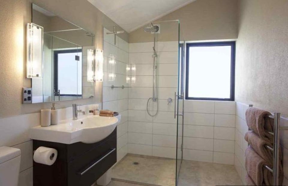 Coronet Apartment | Bathroom | Free toiletries, hair dryer, bathrobes, towels