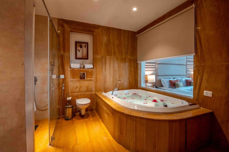 Honeymoon Suite | Bathroom | Shower, free toiletries, towels