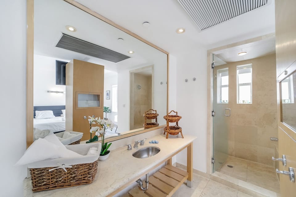 Superior Room, 1 King Bed, Private Bathroom (Self check-in) | Bathroom sink