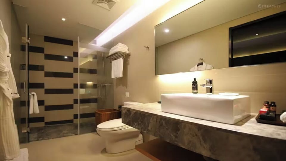 Shower, rainfall showerhead, free toiletries, hair dryer
