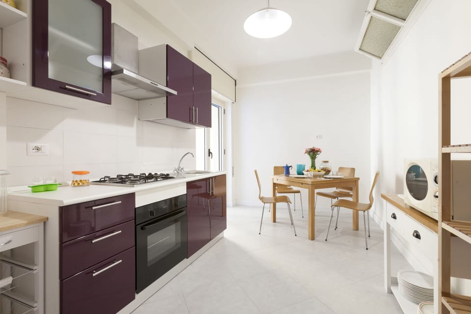 Full-size fridge, microwave, oven, stovetop