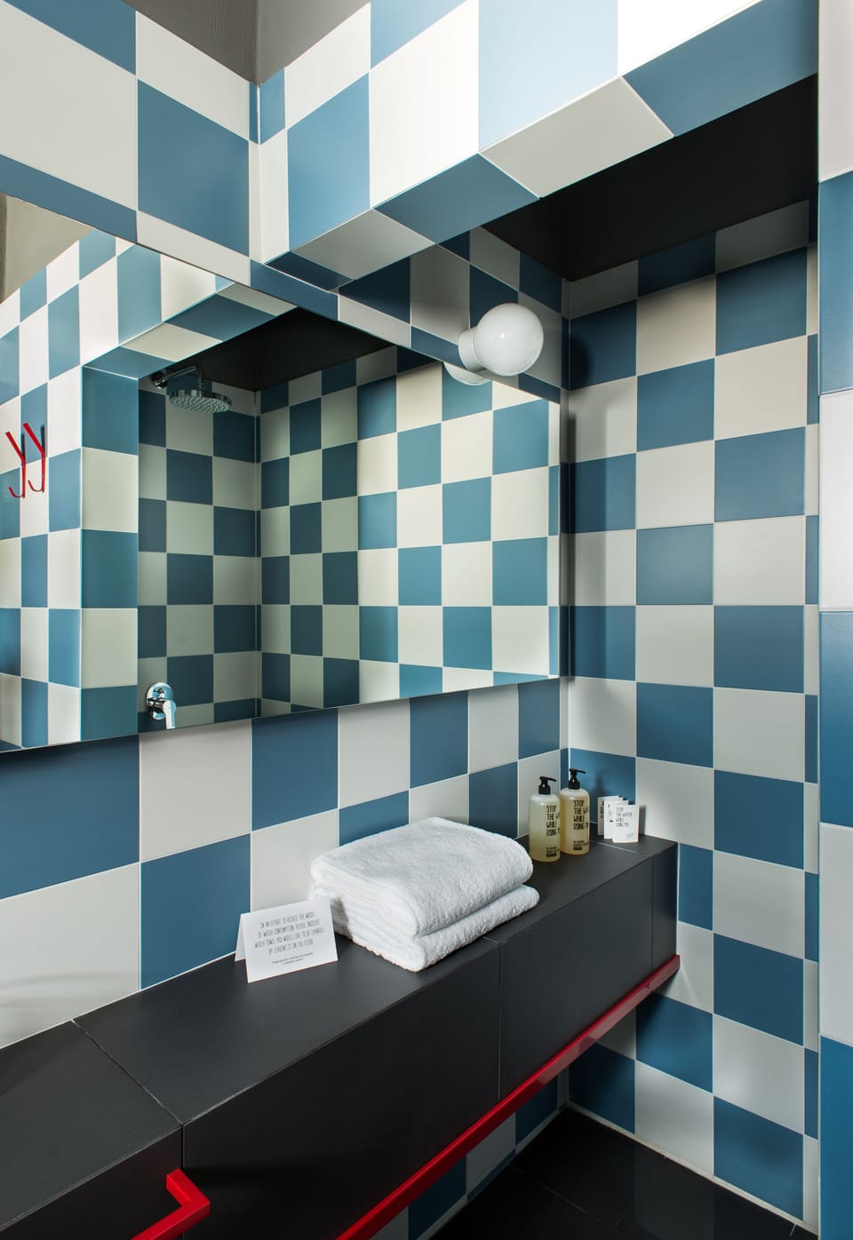 Combined shower/tub, rainfall showerhead, free toiletries, hair dryer