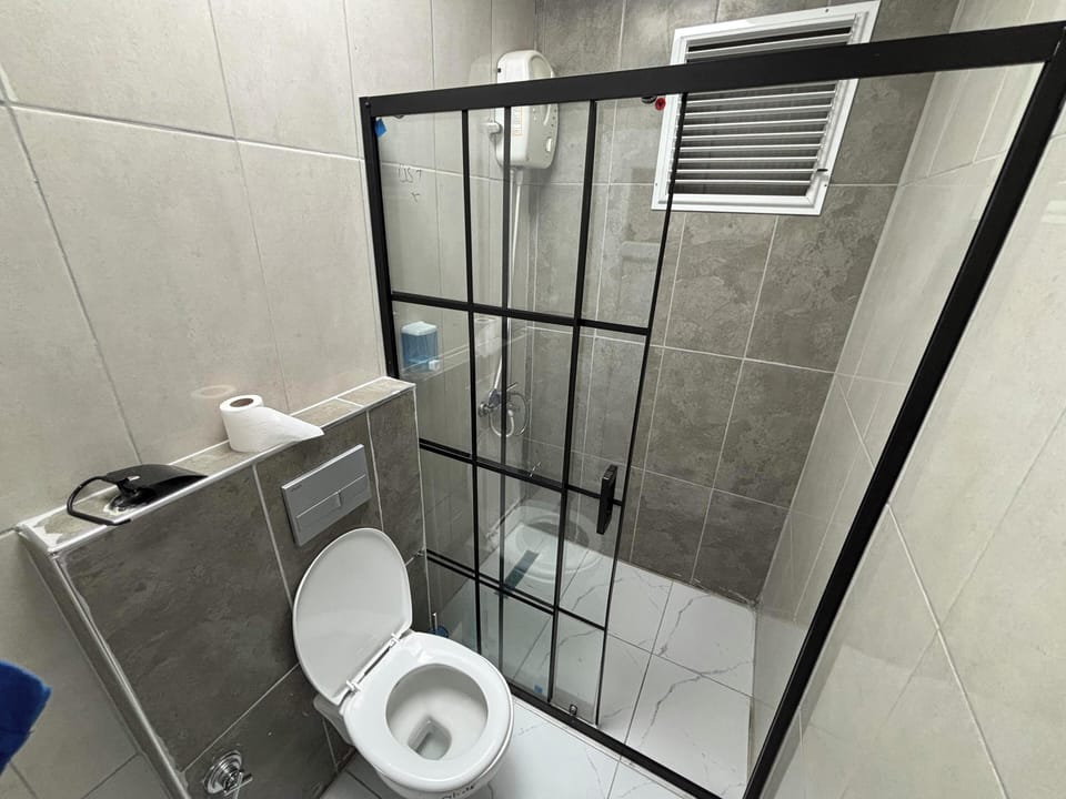 Shower, free toiletries, towels