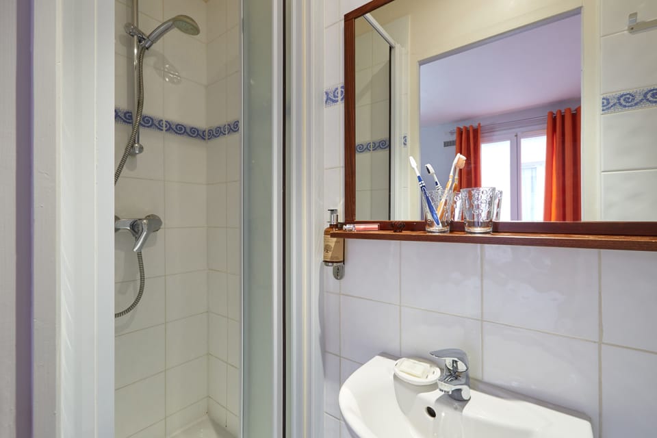 Shower, towels