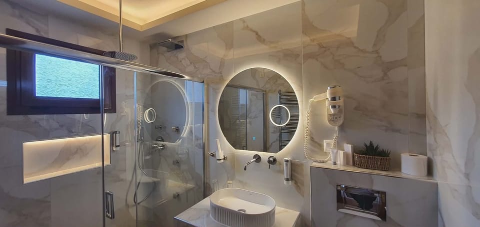 Deluxe Double Room | Bathroom | Shower, rainfall showerhead, designer toiletries, hair dryer