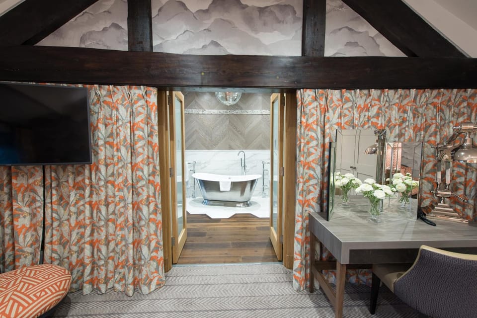 Honeymoon Room | Desk, soundproofing, iron/ironing board, free WiFi