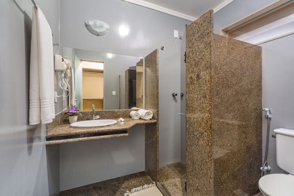 Standard Room | Bathroom | Shower, free toiletries, towels