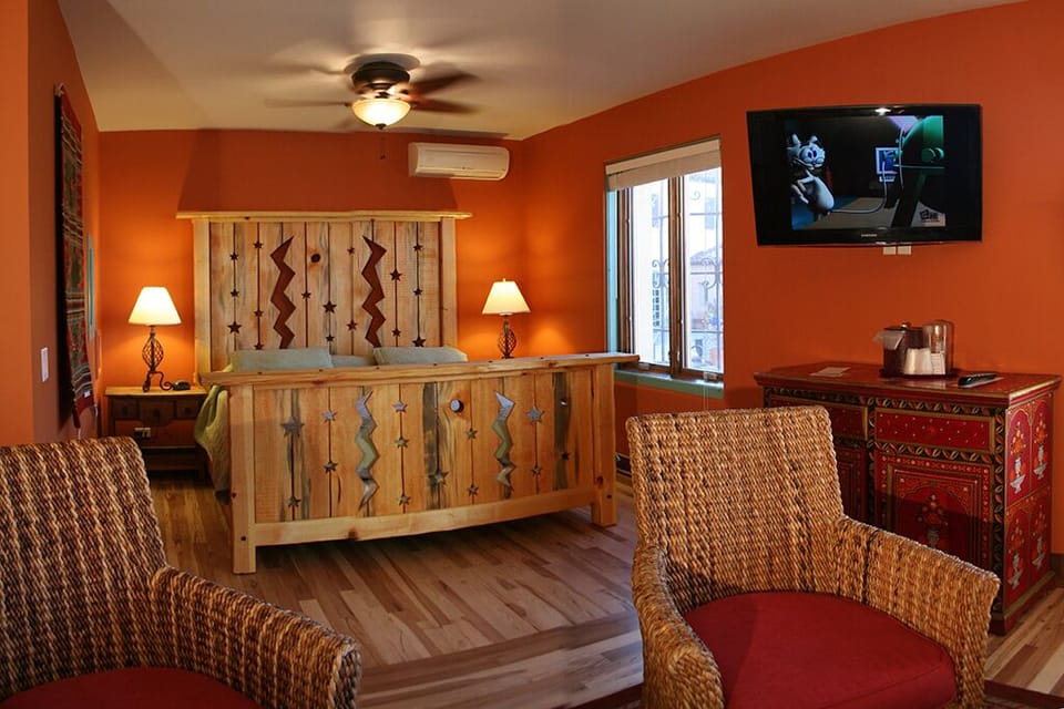 King Deluxe | Desk, iron/ironing board, cribs (surcharge), rollaway beds (surcharge)